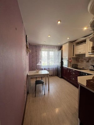 Продам двухкомнатную (2-комн.) квартиру, Школьная ул, 64ка, Холмск г