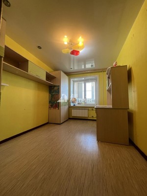 Продам двухкомнатную (2-комн.) квартиру, Школьная ул, 64ка, Холмск г