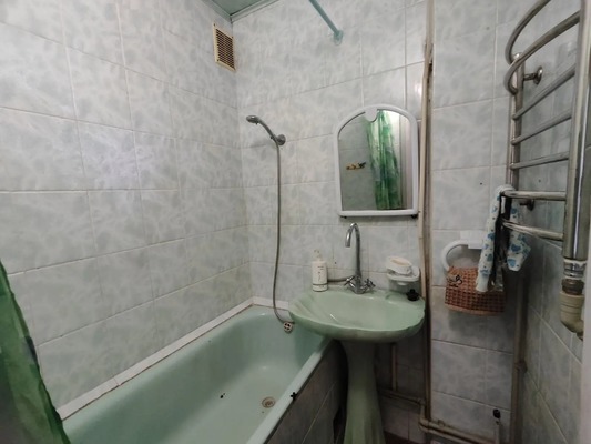 Продам трехкомнатную (3-комн.) квартиру, Большевика Попова ул, 8, Грэсовский пгт