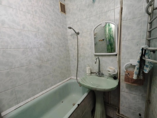 Продам трехкомнатную (3-комн.) квартиру, Большевика Попова ул, 8, Грэсовский пгт