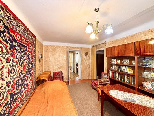 Продам трехкомнатную (3-комн.) квартиру, Кечкеметская ул, 85, Симферополь г