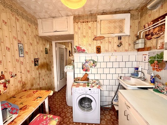 Продам трехкомнатную (3-комн.) квартиру, Кечкеметская ул, 85, Симферополь г