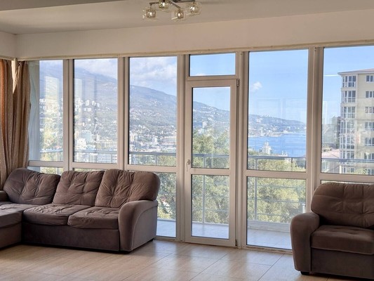 Продам трехкомнатную (3-комн.) квартиру, Достоевского ул, 18Д, Ялта г