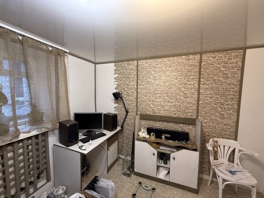 Продам трехкомнатную (3-комн.) квартиру, Симферопольская ул, 40, Симферополь г