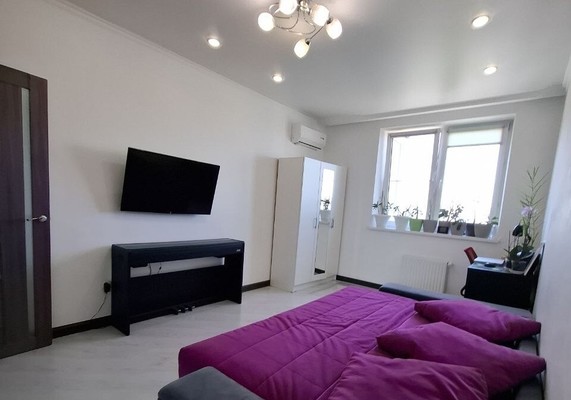 Продам двухкомнатную (2-комн.) квартиру, Гаражная ул, 107, Краснодар г