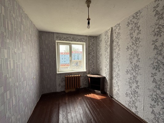 Продам трехкомнатную (3-комн.) квартиру, Вингиссара пр-кт, 82, Волосово г