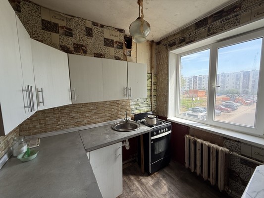 Продам трехкомнатную (3-комн.) квартиру, Вингиссара пр-кт, 82, Волосово г