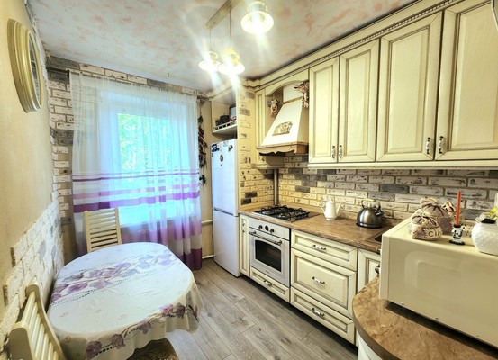 Продам трехкомнатную (3-комн.) квартиру, Энергетиков пр-кт, 18, Новомичуринск г