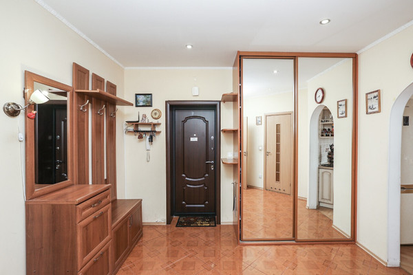 Продам двухкомнатную (2-комн.) квартиру, Колхозная ул, 13, Калининград г