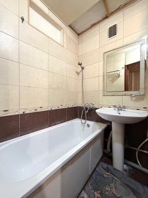 Продам трехкомнатную (3-комн.) квартиру, Ватутина ул, 1, Нальчик г