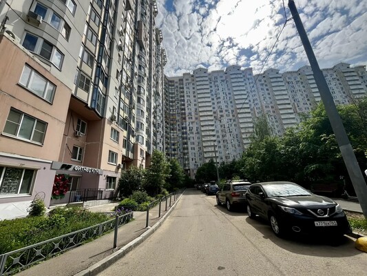 Продам трехкомнатную (3-комн.) квартиру, Красногорский б-р, 17, Красногорск г