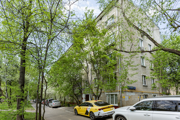 Продам трехкомнатную (3-комн.) квартиру, Ватутина ул, 2к2, Москва г