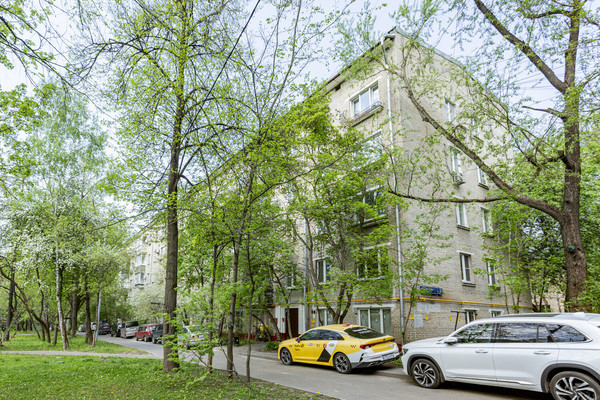 Продам трехкомнатную (3-комн.) квартиру, Ватутина ул, 2к2, Москва г