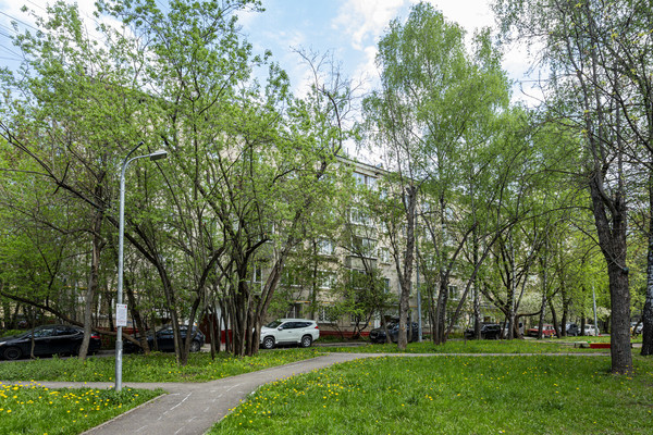 Продам трехкомнатную (3-комн.) квартиру, Ватутина ул, 2к2, Москва г