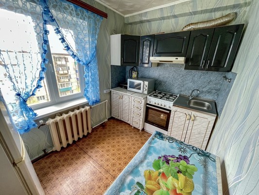 Продам двухкомнатную (2-комн.) квартиру, 2-й Микрорайон ул, 18, Эльбан рп