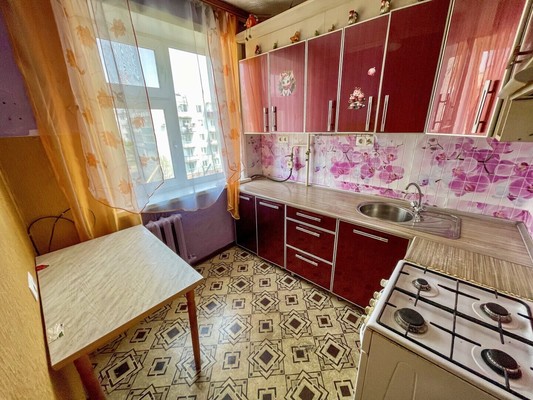 Продам трехкомнатную (3-комн.) квартиру, 1-й Микрорайон ул, 21, Эльбан рп