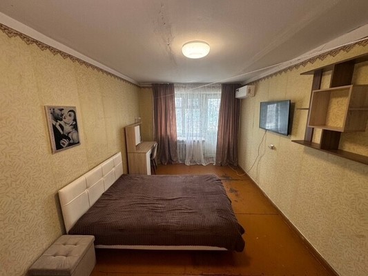 Продам трехкомнатную (3-комн.) квартиру, Первостроителей пр-кт, 37, Комсомольск-на-Амуре г