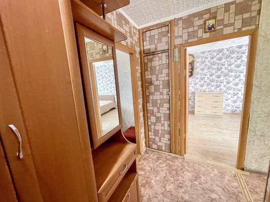 Продам трехкомнатную (3-комн.) квартиру, 2-й Микрорайон ул, 3, Эльбан рп