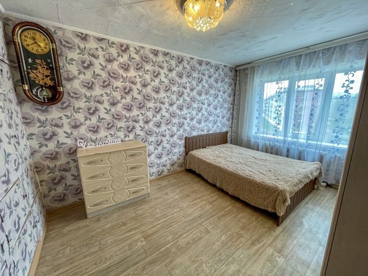 Продам трехкомнатную (3-комн.) квартиру, 2-й Микрорайон ул, 3, Эльбан рп