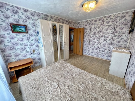 Продам трехкомнатную (3-комн.) квартиру, 2-й Микрорайон ул, 3, Эльбан рп