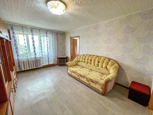 Продам трехкомнатную (3-комн.) квартиру, 2-й Микрорайон ул, 3, Эльбан рп