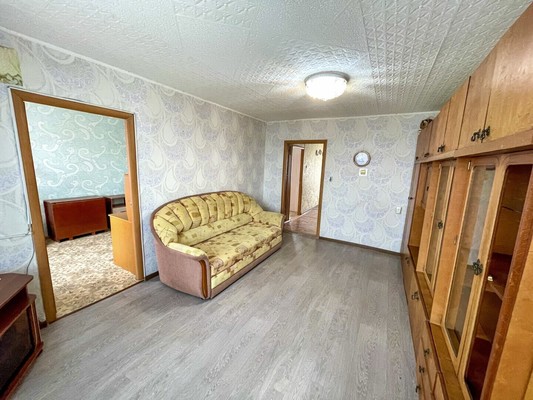 Продам трехкомнатную (3-комн.) квартиру, 2-й Микрорайон ул, 3, Эльбан рп