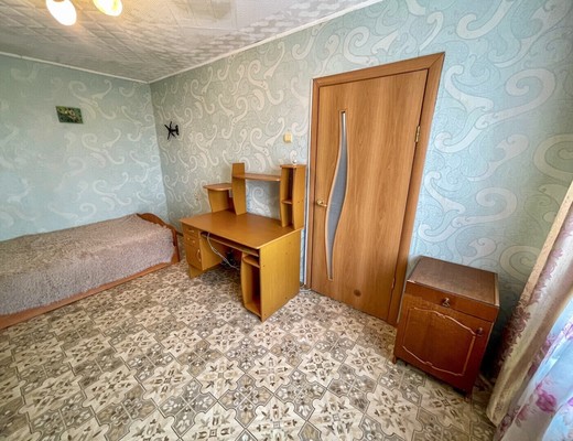 Продам трехкомнатную (3-комн.) квартиру, 2-й Микрорайон ул, 3, Эльбан рп