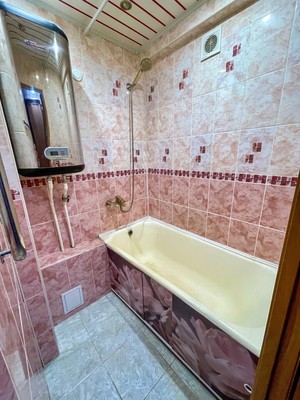 Продам трехкомнатную (3-комн.) квартиру, 2-й Микрорайон ул, 3, Эльбан рп