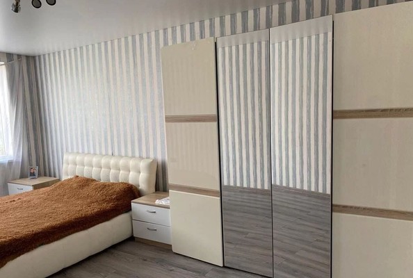 Продам трехкомнатную (3-комн.) квартиру, Л.Иванихиной ул, 1, Калининград г