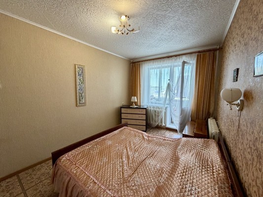 Продам трехкомнатную (3-комн.) квартиру, Республики ул, 10кв, Ишим г
