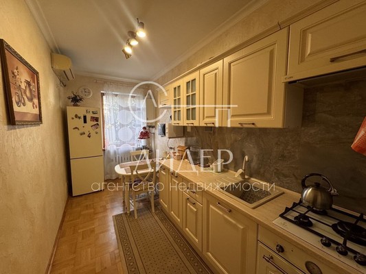 Продам трехкомнатную (3-комн.) квартиру, Войкова (Центральный р-н) ул, 49, Сочи г