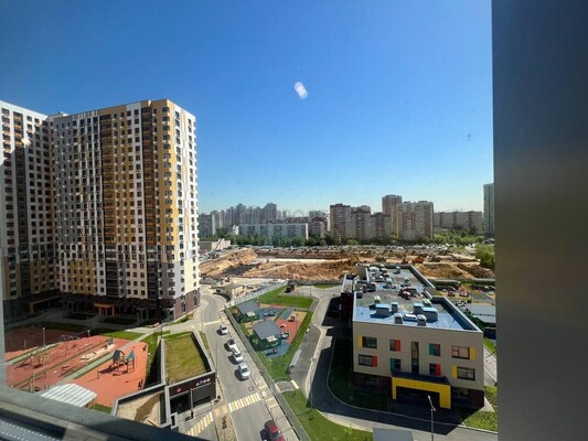 Продам трехкомнатную (3-комн.) квартиру, Александровская ул, 3, Петрово-Дальнее с