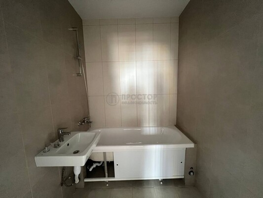 Продам трехкомнатную (3-комн.) квартиру, Александровская ул, 3, Петрово-Дальнее с