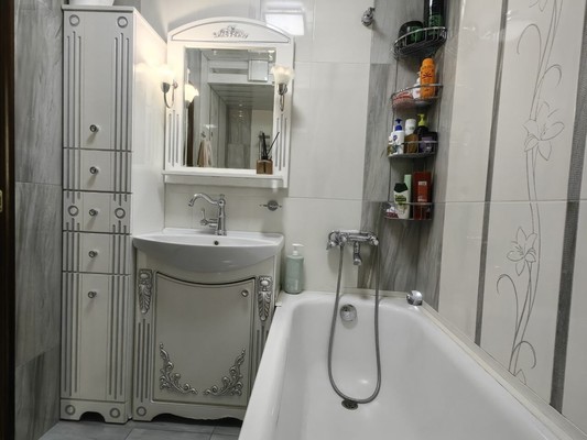 Продам трехкомнатную (3-комн.) квартиру, Амурская ул, 56, Москва г