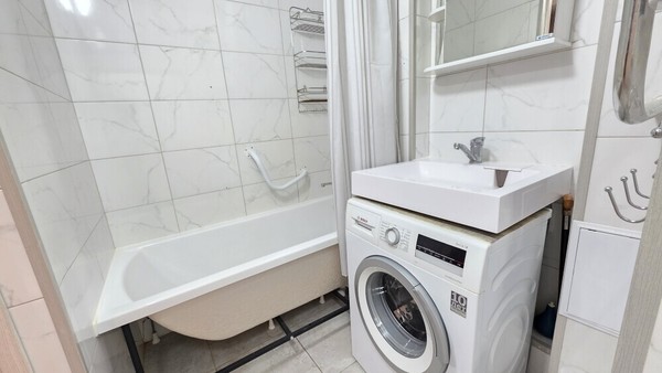Продам двухкомнатную (2-комн.) квартиру, Бакинских комиссаров ул, 105, Екатеринбург г