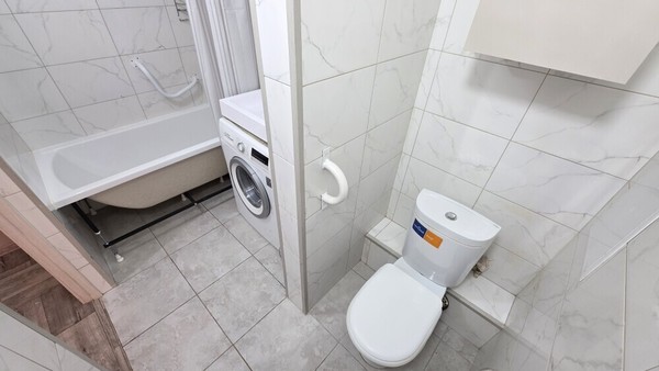 Продам двухкомнатную (2-комн.) квартиру, Бакинских комиссаров ул, 105, Екатеринбург г