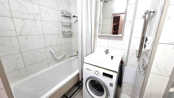 Продам двухкомнатную (2-комн.) квартиру, Бакинских комиссаров ул, 105, Екатеринбург г