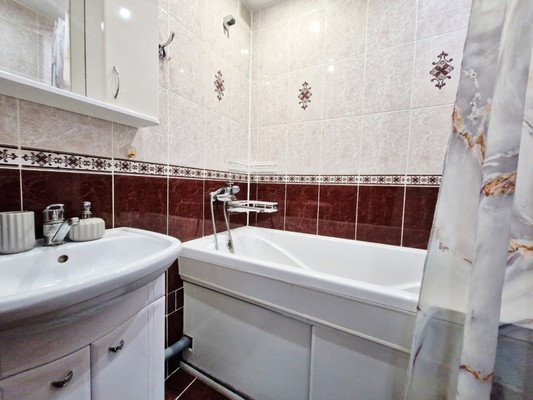 Продам двухкомнатную (2-комн.) квартиру, Малая Садовая ул, 109, Ишим г