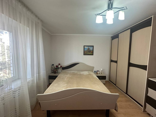 Продам двухкомнатную (2-комн.) квартиру, 1 мкр, 33/2, Кропоткин г