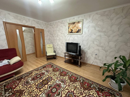 Продам двухкомнатную (2-комн.) квартиру, 1 мкр, 33/2, Кропоткин г