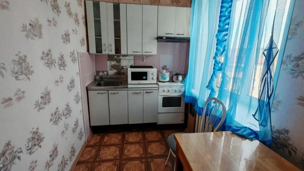 Продам трехкомнатную (3-комн.) квартиру, Молодежная ул, 25, Холмск г