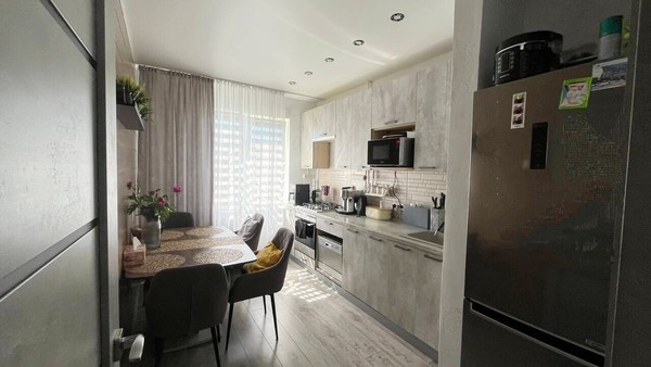 Продам трехкомнатную (3-комн.) квартиру, Победы пр-кт, 214, Симферополь г