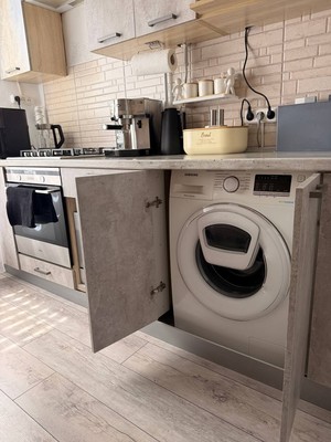 Продам трехкомнатную (3-комн.) квартиру, Победы пр-кт, 214, Симферополь г
