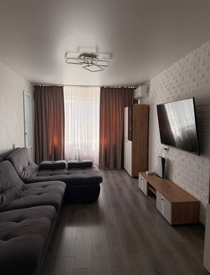 Продам трехкомнатную (3-комн.) квартиру, Победы пр-кт, 214, Симферополь г