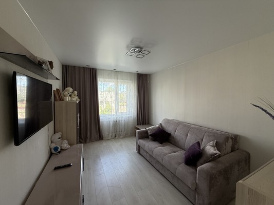 Продам трехкомнатную (3-комн.) квартиру, Красных Командиров ул, 9, Волосово г