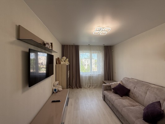 Продам трехкомнатную (3-комн.) квартиру, Красных Командиров ул, 9, Волосово г