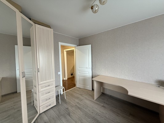 Продам трехкомнатную (3-комн.) квартиру, Красных Командиров ул, 9, Волосово г