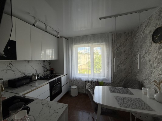 Продам трехкомнатную (3-комн.) квартиру, Красных Командиров ул, 9, Волосово г