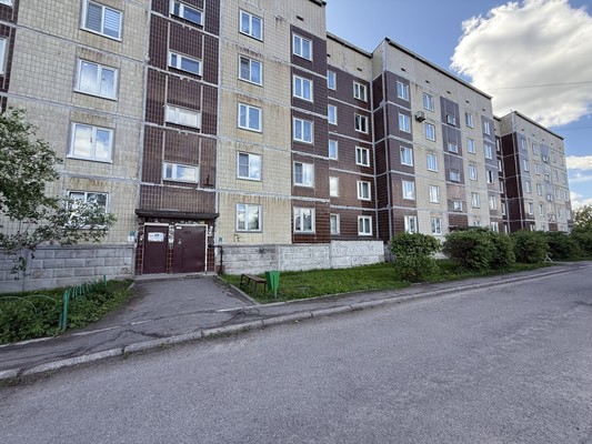 Продам трехкомнатную (3-комн.) квартиру, Красных Командиров ул, 9, Волосово г