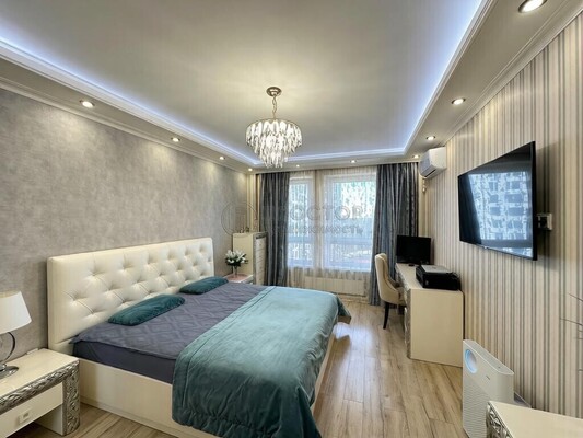 Продам трехкомнатную (3-комн.) квартиру, Саларьевская ул, 14к2, Московский п